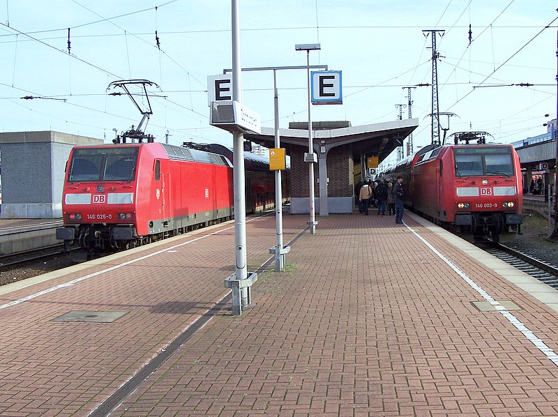 146 026-0 kam grade in Dortmund Hbf an. Zwei besondere Dinge gab es an diesem RE. Er fuhr Steuerwagen vorraus, was normalerweie Richtung Aachen Hbf der Fall ist, und er endete in Dortmund obwohl er nach Plan weiter bis Hamm(Westf) fhrt. Der Grund dafr waren bauarbeiten zwischen Kamen und Hamm. Daneben steht die 146 003-9 als RE6 aus Minden(Westf) zur Weiterfahrt nach Dsseldorf Hbf. Wie dieser Zug Umgeleitet wurde ist mir allerdings nicht mehr klar. 03.02.08