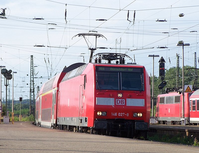 146 027-8 fhrt als RE6  Westfalen-Express  in Hamm(Westf) ein.