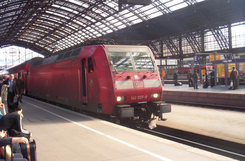 146 027-8 hatte heute Dienst auf dem RE5  Rhein-Express  von Emmerich nach Koblenz, und legte hier in K�ln ausserplanm��ig einen Zwischenstop an Gleis 6 ein, wobei die Planeinfahrt an gleis 9 war. 03.04.2005