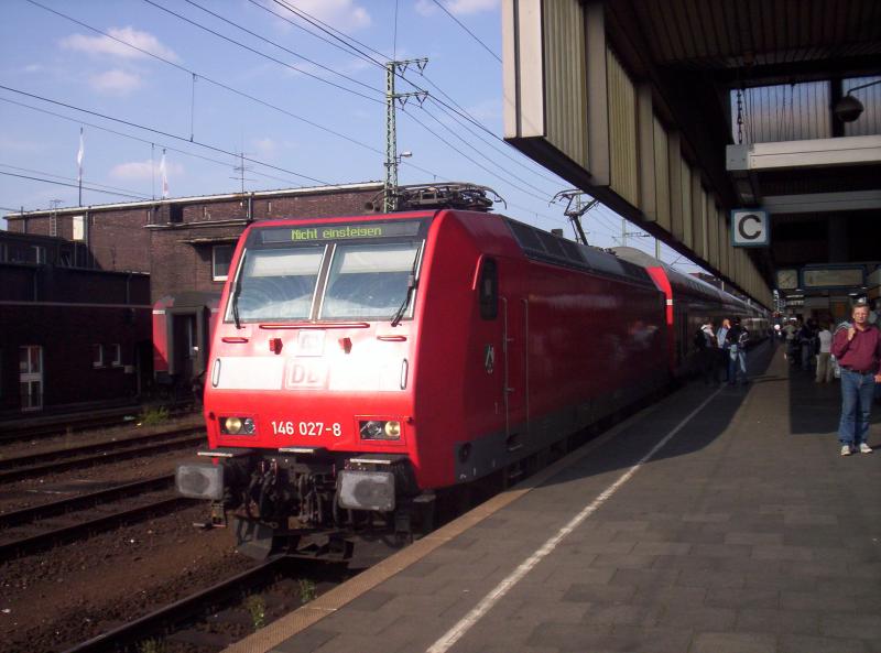 146 027-8 nach der Ankunft in Dsseldorf Hbf it dem RE 6 am 18.08.2005.
