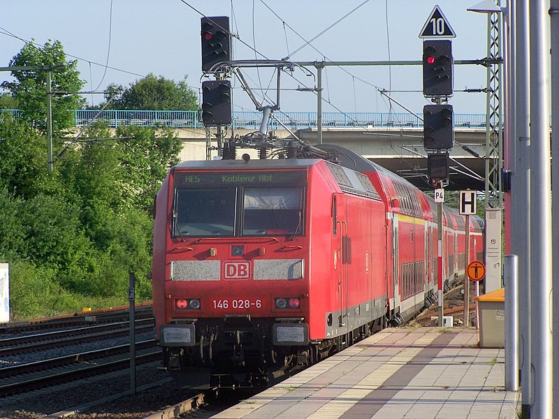 146 028-6 schiebt den RE1 aus dem Dsseldorfer Flughafenbahnhof herraus in Richtung Aachen