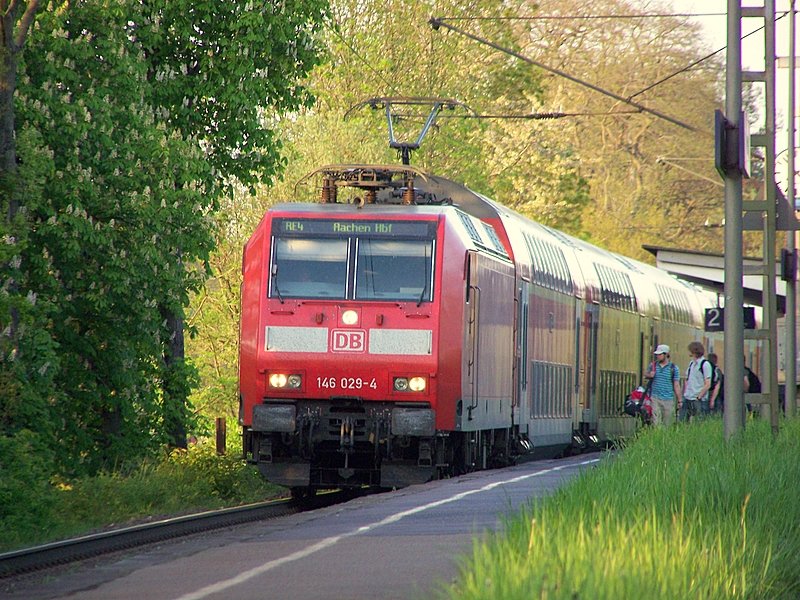 146 029-4 zieht den RE10442(RE4) von D�sseldorf kommend in den Baaler bahnhof herrein. Nach kurzem Aufenthalt wird sie ihren RE weiter richtung Aachen ziehen. 4.5.08