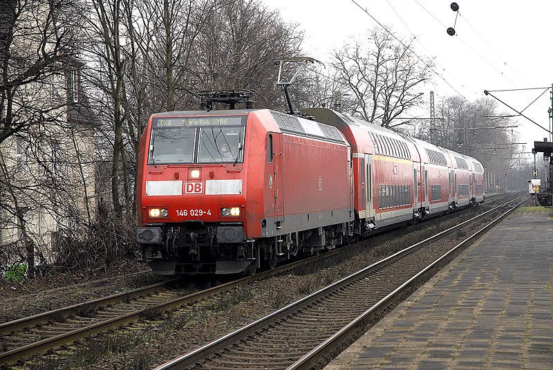 146 029 mit RE2 in Duisburg Rheinhausen-Ost. 09.02.2007