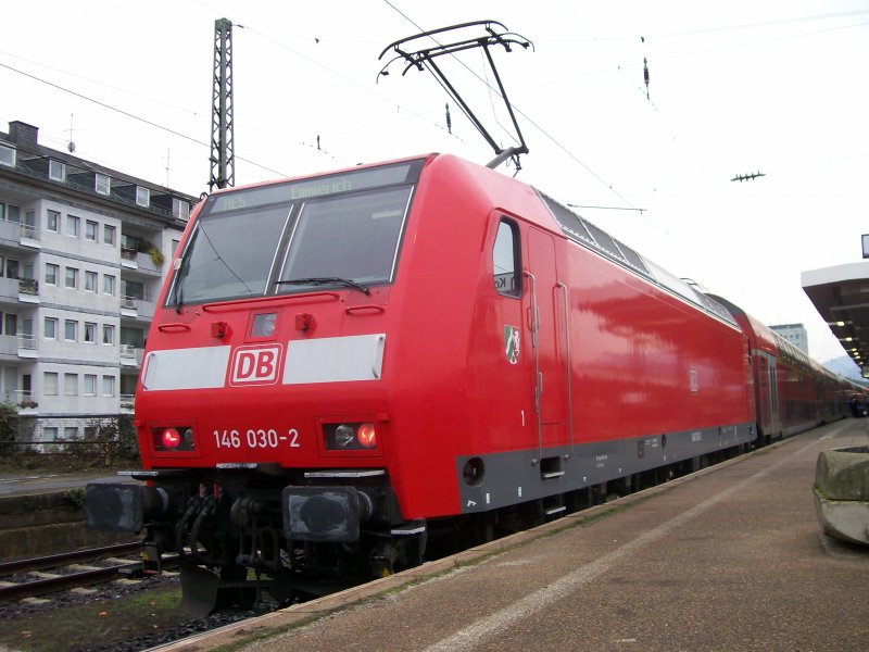 146 030-2 kam als RE 5  Rhein-Express  gegen 9:42 uhr am 30.12.2006 in Koblenz an