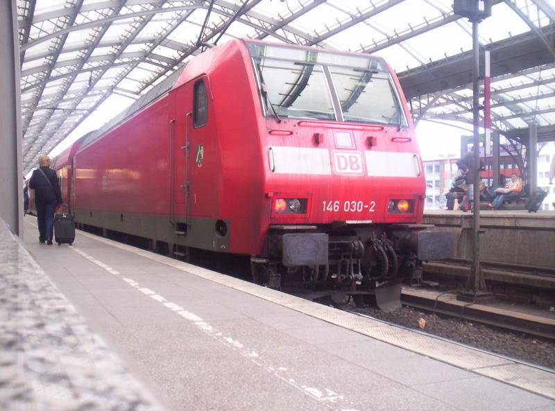 146 030-2 schiebt den RE 1 richtung Aachen Hbf. Bevor sie das tat stand sie aber noch in Kln Hbf am 08.01.2006