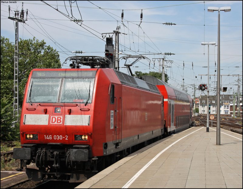 146 030 mit dem RE5 nach Emmerich bei der Einfahrt von Kln Hbf 6.8.2009
