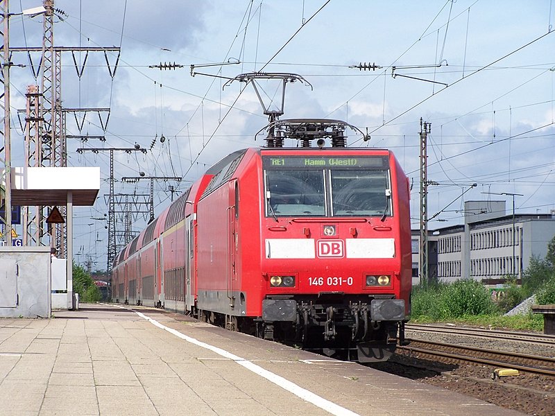 146 031-0 zieht den RE1(10117) in den Essener Hauptbahnhof herrein. Nach kurzem Aufenthalt verlsst der diesen in Richtung Bochum, Dortmund und Hamm(Westf). 07.07.08