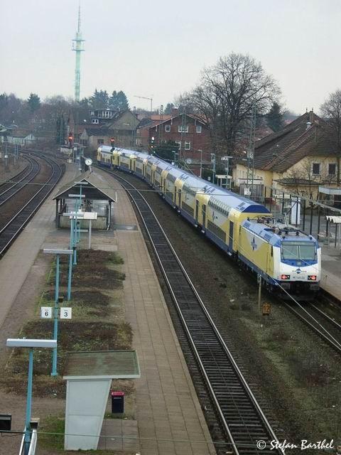 146-04 hrt auf den Namen  Buchholz in der Nordheide . Aus Richtung Bremen kommend hat sie gerade mit ihrem 8 teiligen Metronom im gleichnamigen Bahnhof gehalten und wird gleich nach Hamburg weiter fahren.