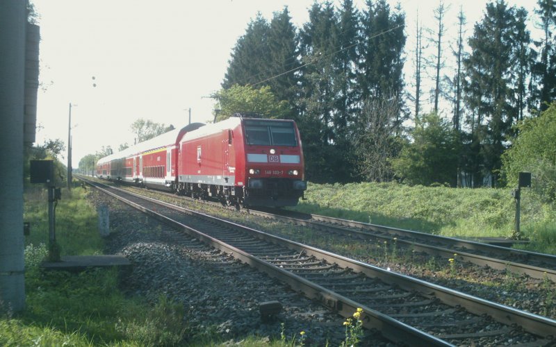 146 103-7 mit RE Bielefeld-Braunschweig am 04.05.2008
Hhe Peine-Horst. Wegen Bauarbeiten in Hmelerwald
fhrt der Zug auf dem falschen Gleis