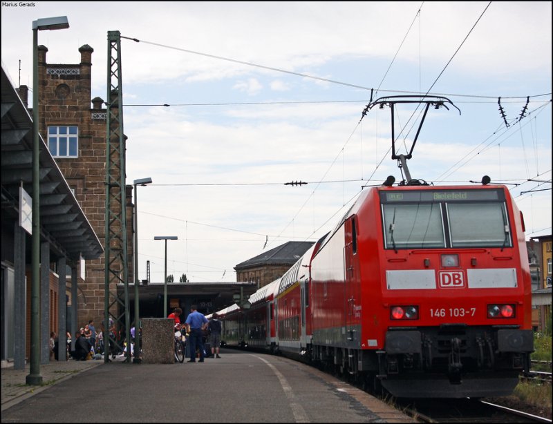 146 103 mit dem RE14208 nach Bielefeld bei der Ausfahrt in Minden 1.8.2009