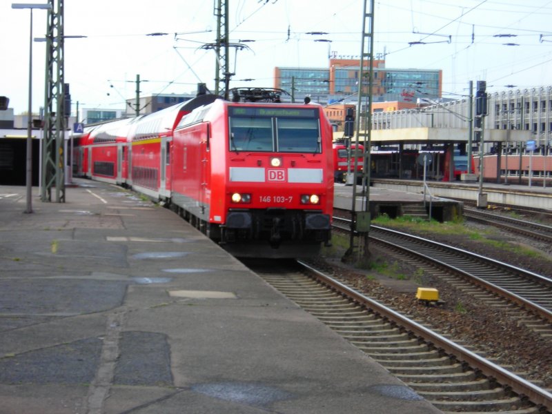 146 103 verlsst mit einem RE nach Braunschweig den Hauptbahnhof von Hannover.
