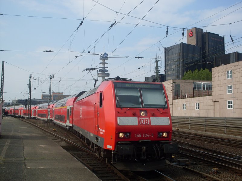 146 104-8 kam mit einem RE aus Norddeich Mole in Hannover und fuhr jezt in die Abstellung.