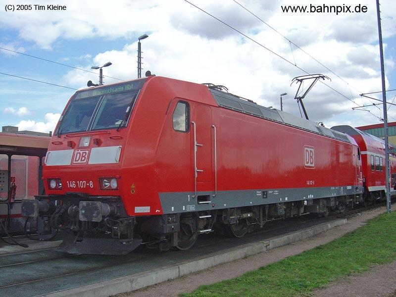 146 107 steht mit einem RE160 Wagen am 27.08.2005 im DB Werk Erfurt.