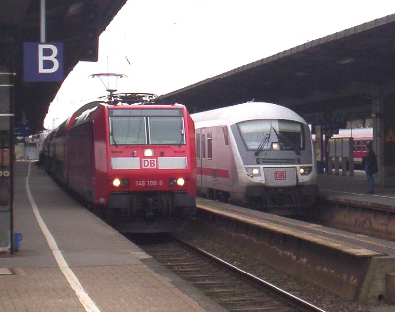 146 108-6 steht als RE nach Bremerhaven-Lehe neben einem IC nach HH-Altona im Osnabrcker Hbf. 11.04.2007