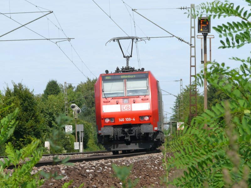 146 109 mit seinem RE nach Offenburg. Nchster Halt ist Freiburg Hbf.