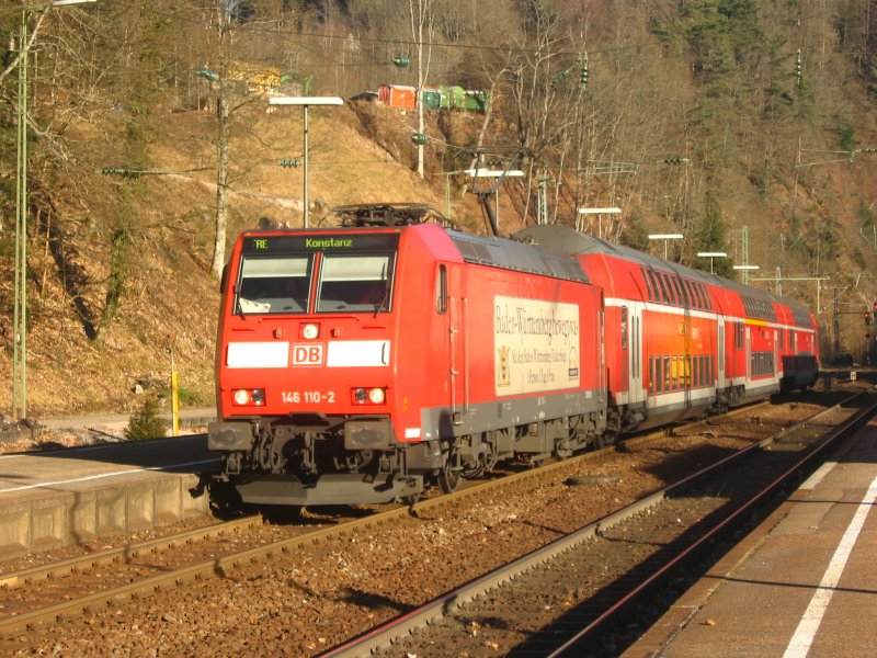 146 110-2 mit dem RE 4703 bei der Einfahrt Triberg 9.2.08