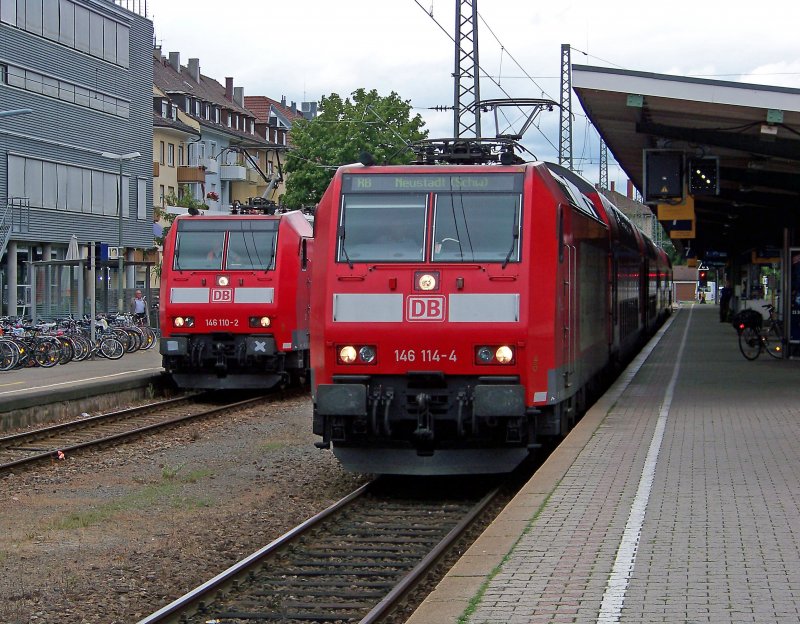 146 110 mit dem 31101 und 146 114 mit RB31585 in Freiburg(Breisgau)Hbf, 19.7.09.