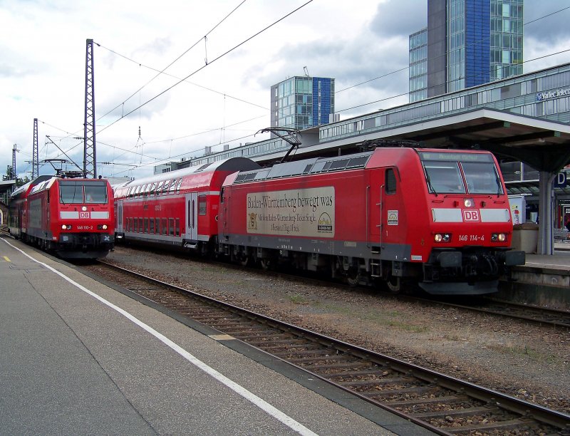 146 110 mit dem 31101 und 146 114 mit RB31585 in Freiburg(Breisgau)Hbf, 19.7.09.