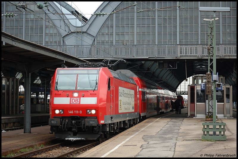 146 111-0 steht am 25.03.08 mit einer Schwarzwaldbahn-Doppelstockwagengarnitur auf Gleis 9 des Karlsruher Hbfs.