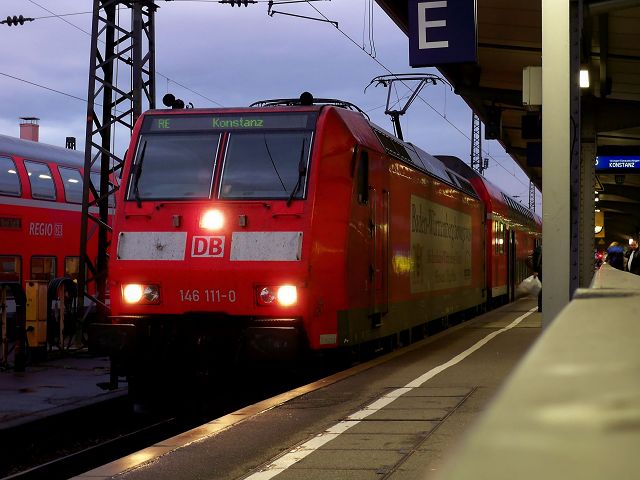 146 111 steht mit dem RE 4717 in Offenburg zur Abfahrt bereit. Aufgenommen am 5.10.2009