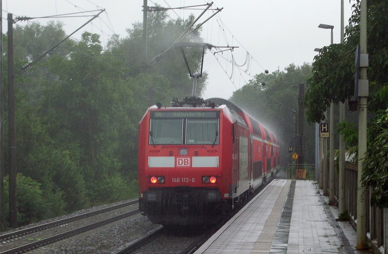 146 113-6 fhrt mit IRE 5184 Kreuzlingen - Karlsruhe Hbf bei strmendem Regen durch Singen-Landesgartenschau. 12.08.08