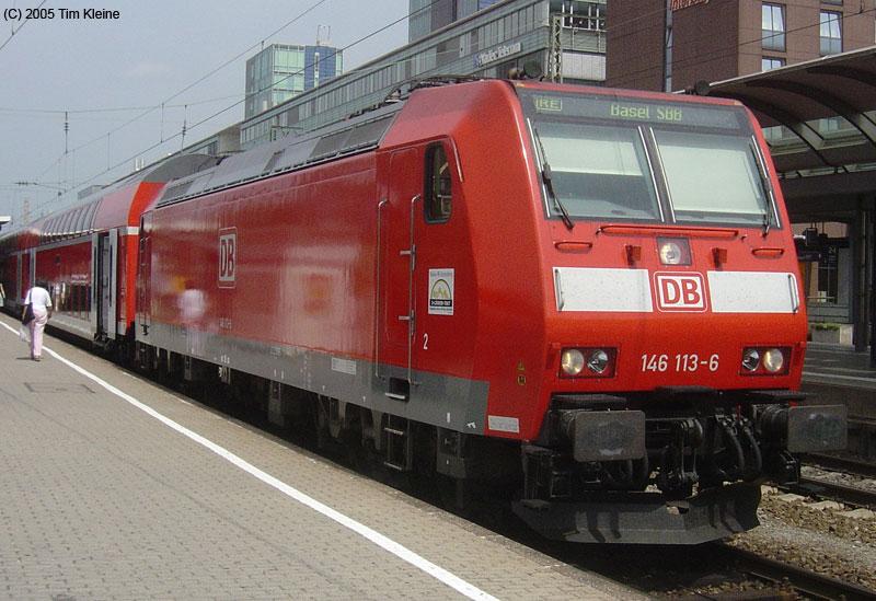 146 113 steht am 29.07.2005 mit ihren RE nach Basel SBB in Freiburg (Breisgau).