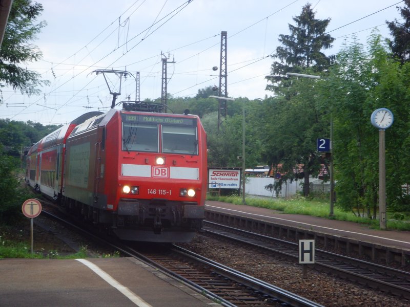 146 115-1 fhrt mit ihrer RB von Offenburg nach Mllheim gerade in Riegel ein. 02.08.07 
