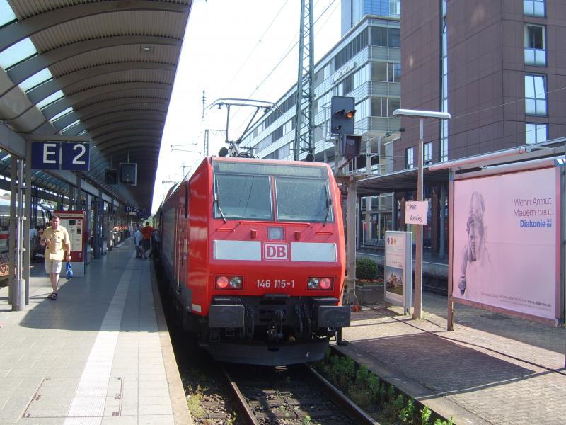 146 115-1 wartet am 25.06.06 in der Mittagszeit mit ihrem Doppelstockzug auf weitere Fahrg�ste die in Freiburg zusteigen m�chten. Sie ist bereits seit Basel SBB auf der Fahrt nach Offenburg die sie in ca. Einer Stunde vollendet hat. 