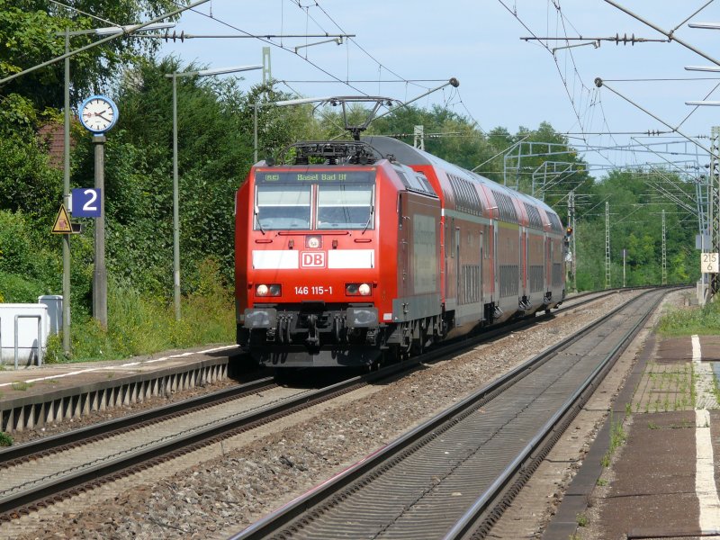 146 115 von Offenburg nach Basel Bad f�hrt gerade durch Ebringen. 