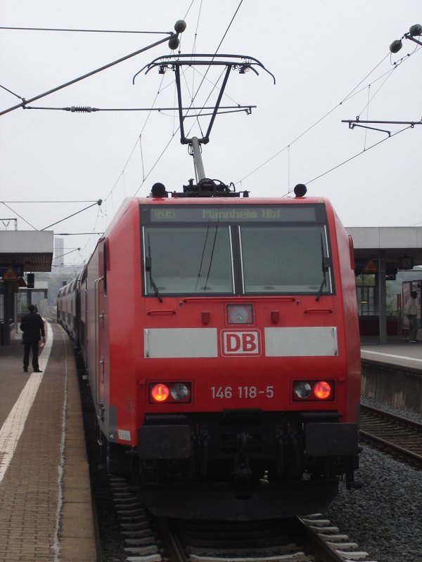 146 118-5 steht im Herbst 2006 mit einem RE nach Frankfurt am Main Hbf in Niederrad.