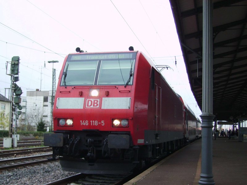 146 118 mit eingeschaltetem Standfernlicht in Schwetzingen.