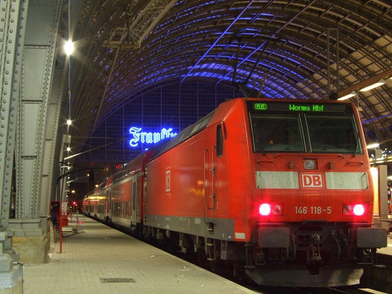 146 118 wartet am Abend des 15.8.2009 in Frankfurt Hbf auf die Abfahrt nach Worms Hbf