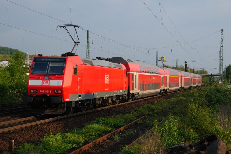 146 119-3 donnert mit einem Dosto-RE Bensheim entgegen. Ziel der Fahrt ist Mannheim Hbf. (Kurz nach Bensheim-Auerbach am 23.04.09).