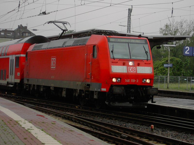 146 119 steht am 1.6.07 in Weinheim (Bergstrae)abfahrtsbereit mit ihrem Dosto Zug in Richtunf Frankfurt(Main)
