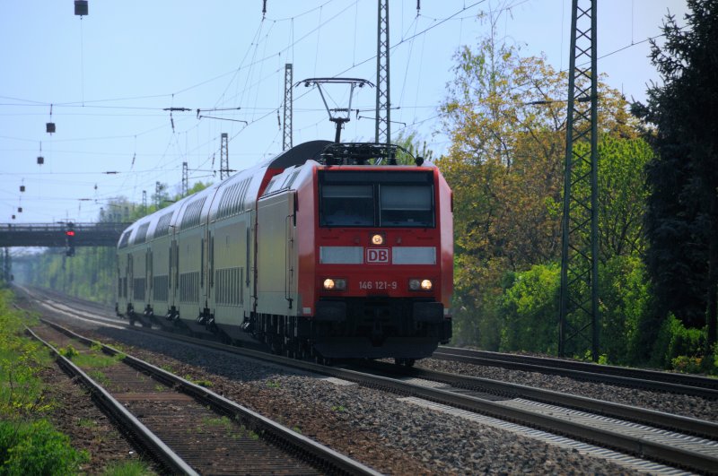146 121-9 und ihr Dosto-RE jagt mit einem Hllentempo Darmstadt entgegen. (bei Zwingenberg, Mai 2009).