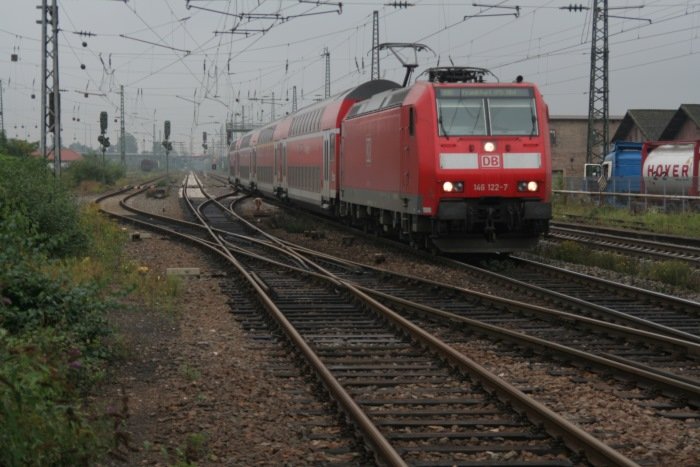146 122  fhrt am einen verregeneten Tag in Weinheim(Bergstr) mit ihrer RB 15452  nach Frankfurt/M ein.