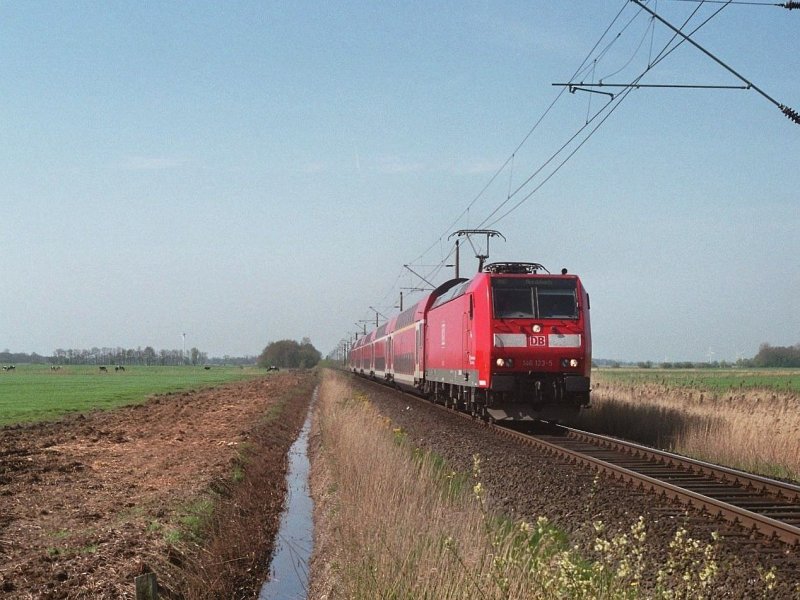 146 123-5 mit RB Nordeich Mole-Hannover auf die eingleisige Strecke zwischen Emden und Nordeich Mole am 4-5-2006.