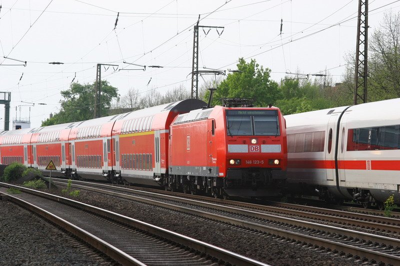 146 123 mit Regionalbahn kurz vor Hannover Hbf. 04/2007