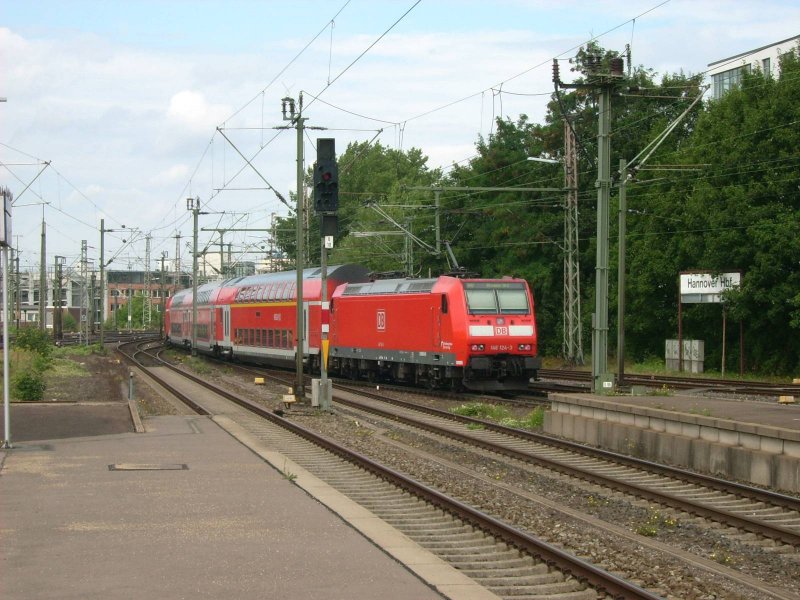 146 124 schiebt ihren RE am 21.08.08 aus dem Hbf Hannover heraus. Die Fahrt ging nach Bremen.