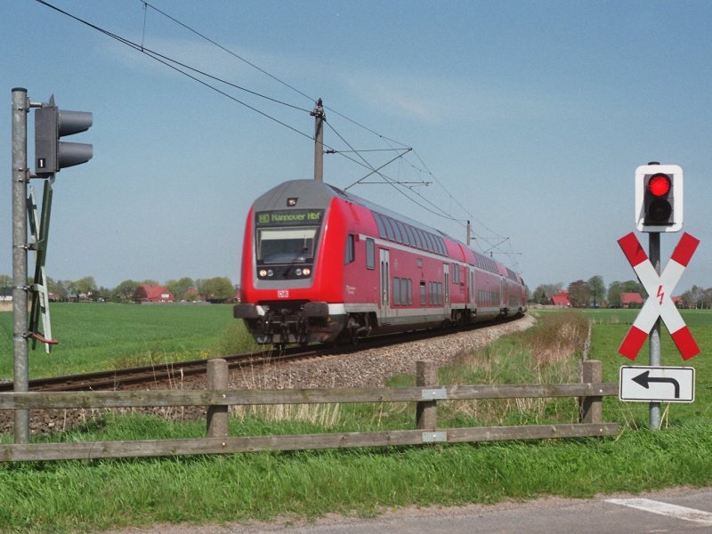 146 125-0 mit ein Wendezug auf die eingleisige Strecke zwischen Nordeich Mole und Emden bei Engerhafe am 4-5-2006.