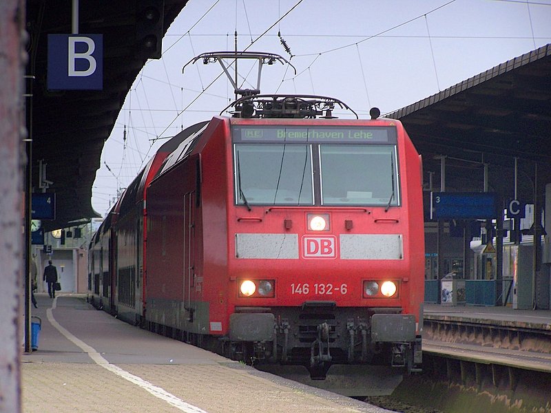 146 132-6 steht abfahrbereit in Richtung Bremerhaven-Lehe in Osnabrck Hbf. 02.10.07