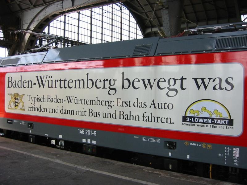 146 201 am 18.09.2005 in Karlsruhe Hbf. Die Lok gehrt zur neuen Bauserie 146.2 und wurde erst im Juli 2005 an DB Regio Baden-Wrttemberg bergeben. Auf diesem Detail-Bild sieht man die groflchige Werbung fr den Drei-Lwen-Takt in Baden-Wrttemberg.  