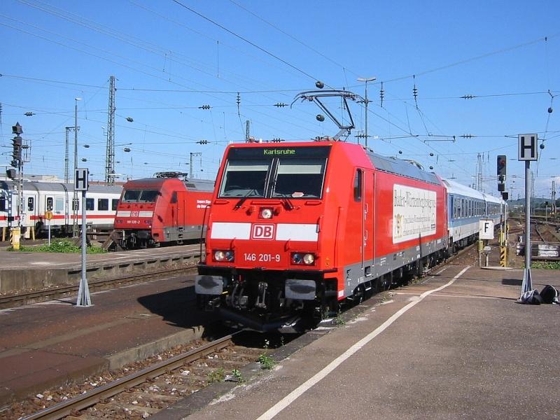 146 201 fhrt am 18.09.2005 mit einem IRE von Stuttgart kommend in Karlsruhe Hbf ein. Die Lok gehrt zur neuen Bauserie 146.2 und wurde erst im Juli 2005 an DB Regio Baden-Wrttemberg bergeben (siehe Eisenbahn Kurier 09/2005). Sie und andere neue 146er, die in Stuttgart beheimatet sind bzw. sein werden ersetzen u.a. auf der IRE-Verbindung Stuttgart-Karlsruhe die bisher eingesetzte BR 112.  