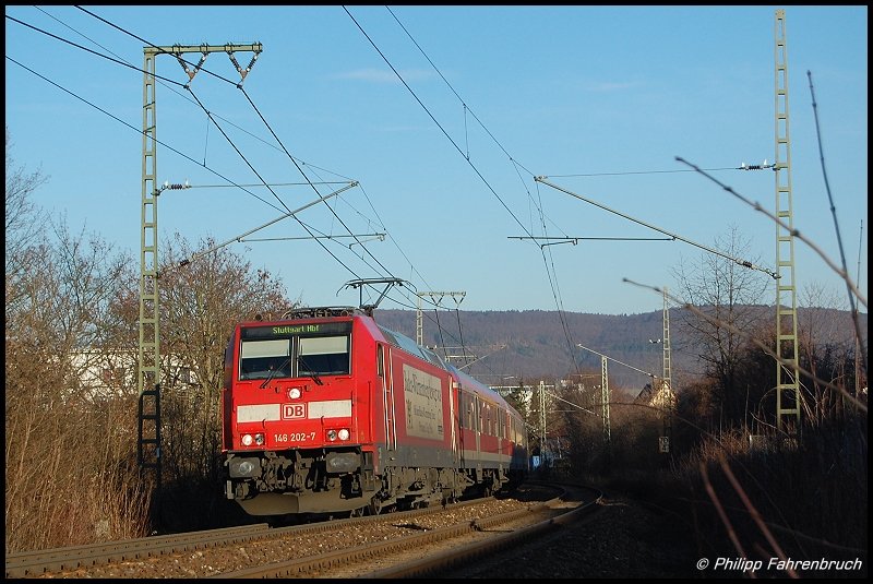 146 202-7 rauscht am 23.01.08 mit RE 19456 nach Stuttgart Hbf an den Industriegebuden der Stadt Aalen vorbei, in ca. 8 Minuten erreicht sie ihren ersten Halt der Fahrt, Mgglingen (b Gmnd).