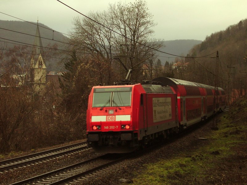 146 202-7 schiebt ihren RE nach Stuttgart in Krze durch Geislingen(Steige). 22.12.08