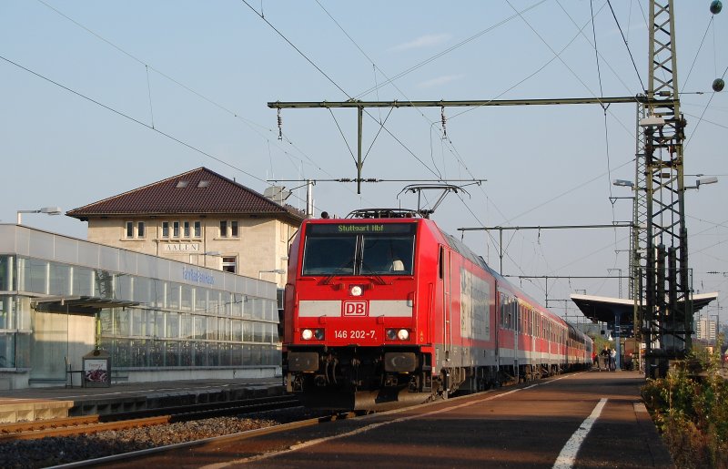 146 202-7 stand am Morgen des 23.09.07 mit einem RegionalExpress von Aalen nach Stuttgart HBF auf Gleis 2 des Aalener Bahnhofs.