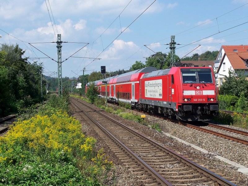 146 203, eine der 4 BaW-Werbeloks, mit einem Regionalexpress bei Esslingen-Zell, 26.08.07.