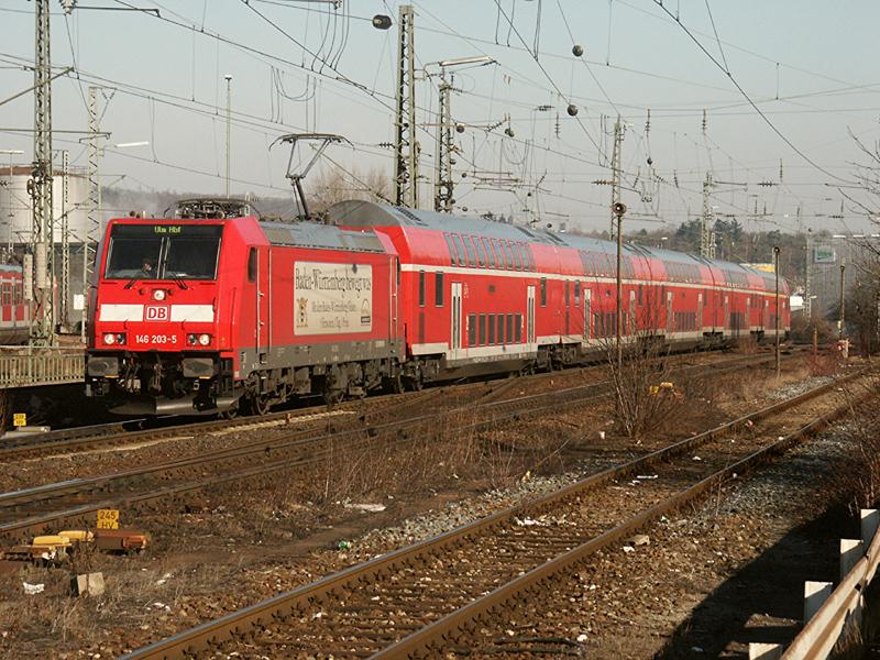 146 203 am 24.01.2006 mit RE 19169 (Neckarelz-Stuttgart) bei der Einfahrt nach Bietigheim.