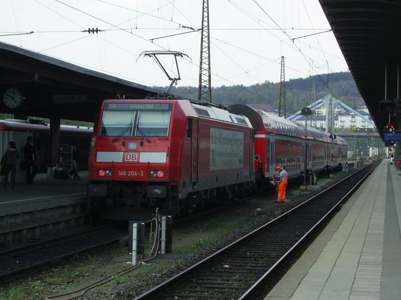 146 204-3 hat den S�dbahn-IRE von der 218 �bernommen und wird angekoppelt. Sie wird den Zug nun bis Stuttgart bringen. Aufgenommen am 14.4.2009 im Ulmer Hauptbahnhof.