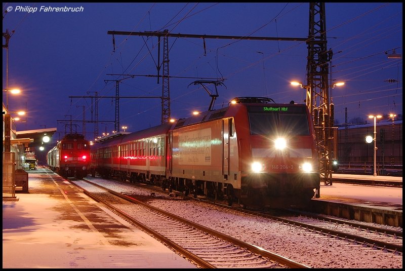 146 204-3 stand am Morgen des 27.12.07 mit RE 19424 nach Stuttgart Hbf auf Gleis 2 des Aalener Bahnhofs, whrend auf Gleis 1 110 450-4 mit ihrer RB 37141 nach Donauwrth zur Abfahrt bereitsteht.